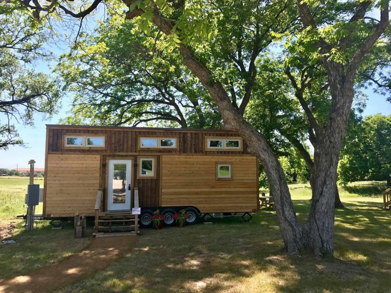 Montana Escape Elegant Tiny House In Waco Near Magnolia Villa Exterior foto