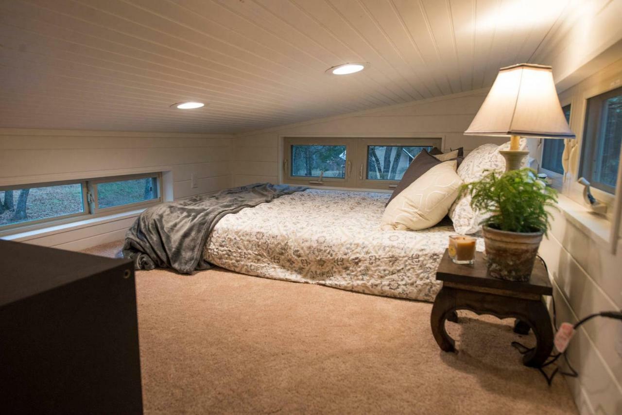 Montana Escape Elegant Tiny House In Waco Near Magnolia Villa Exterior foto