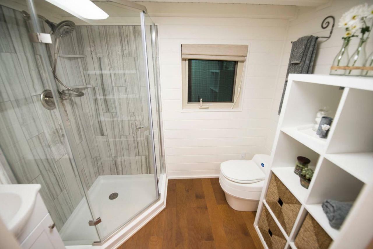 Montana Escape Elegant Tiny House In Waco Near Magnolia Villa Exterior foto